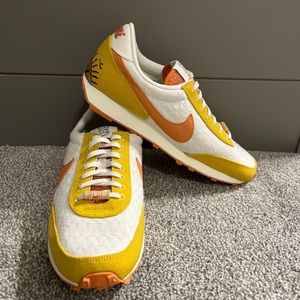 Nike Air Daybreak SE Sun Club Sail Hot Curry Women’s DM7605-101 Size 9 and 10